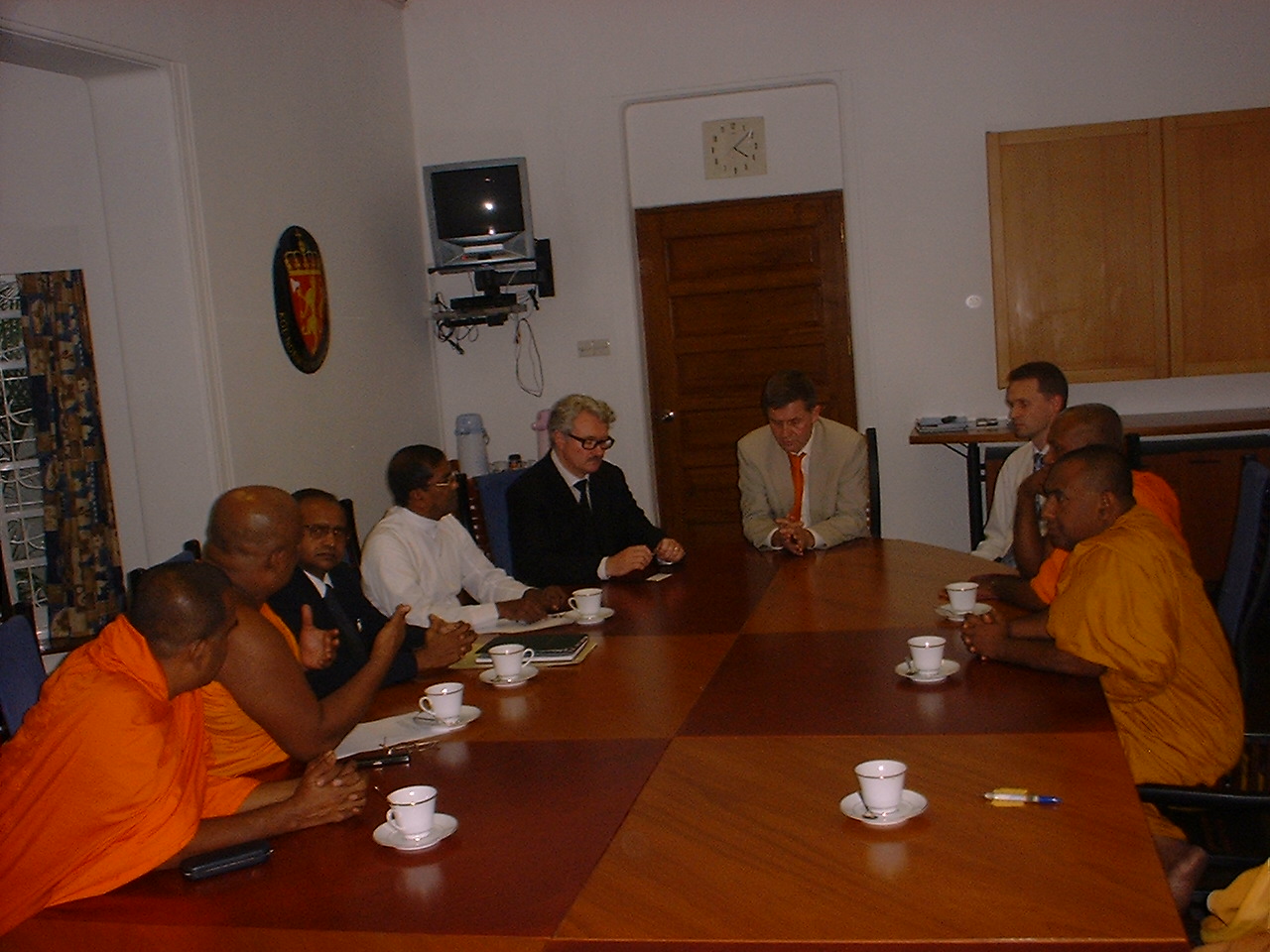 Discussion with Norwegian minister about peace in Sri Lanka at Norway Embassy on May 2006.JPG